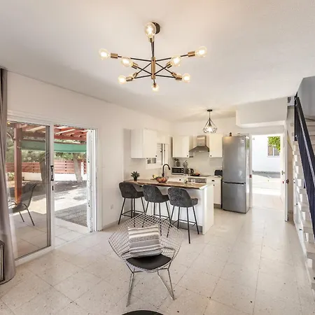 Larnaca Seaside Marina 44 Villa Perivólia