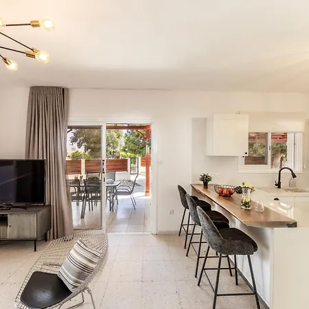 Larnaca Seaside Marina 44 * פריווליה