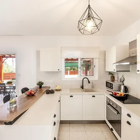 וילה Larnaca Seaside Marina 44 פריווליה