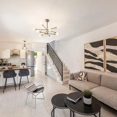 Larnaca Seaside Marina 44 * Perivolia