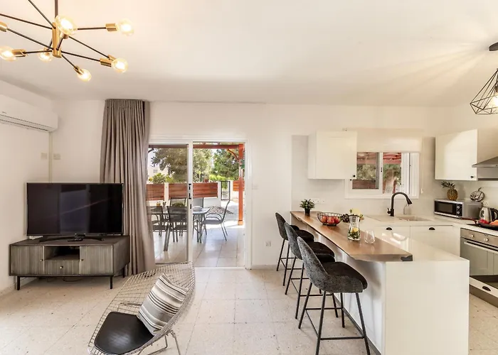 Larnaca Seaside Marina 44 * Перволия