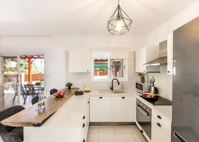 Вилла Larnaca Seaside Marina 44 Перволия