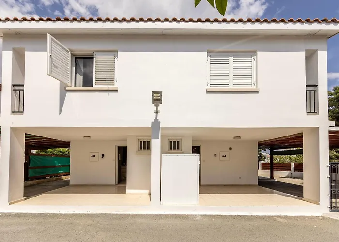 Larnaca Seaside Marina 44 Перволия