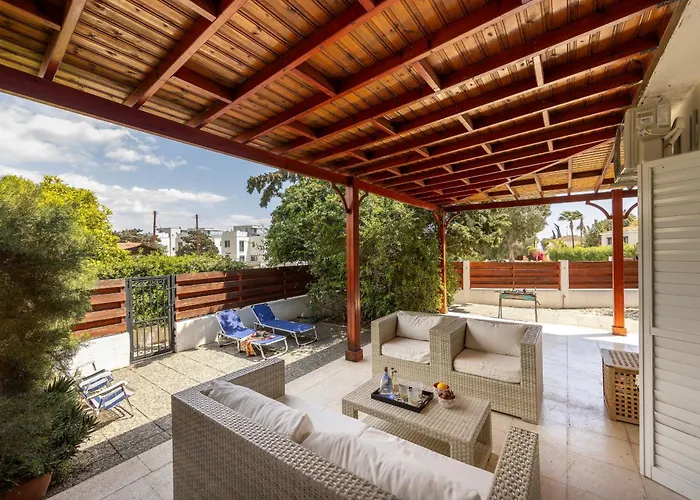 Larnaca Seaside Marina 44 Перволия